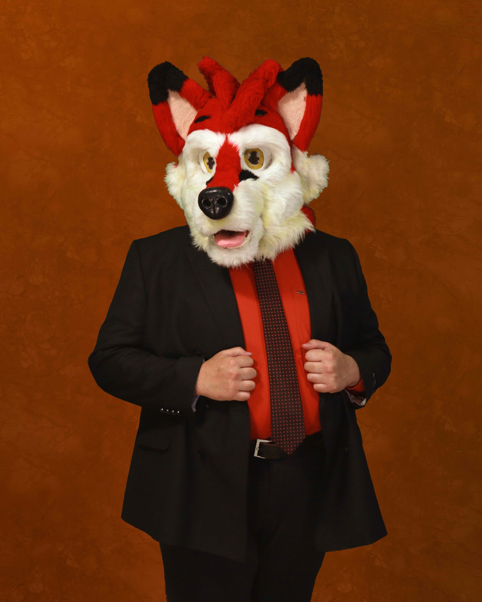 2025. Fyko Fox con furhead y vestimenta formal